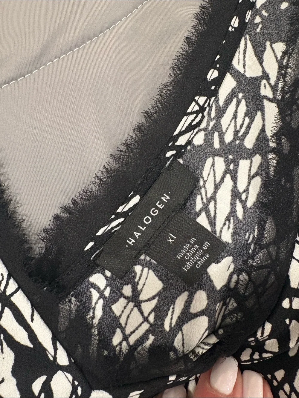 Halogen Black & White Abstract Print V-Neck Tank Top Women’s XL - Picture 6 of 6